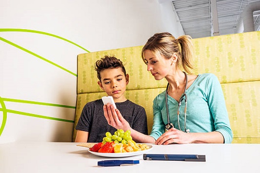 Važnost edukacije o prevenciji debljine kod djece i mladih 2 roditelj poducava dijete