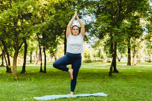 Lagano istezanje na otvorenom u proljeće – pokret kao briga o tijelu, ne kao alat za mršavljenje