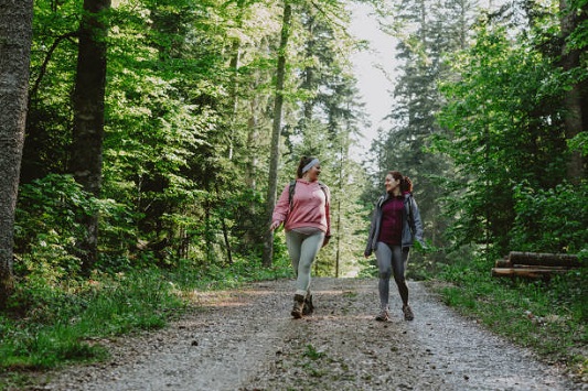 Dvije žene u laganoj proljetnoj šetnji – kretanje bez mršavljenja za mentalno zdravlje i povezanost