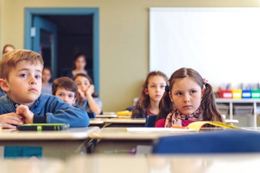 Školsko okruženje u kojem djeca uče i razvijaju svakodnevne navike