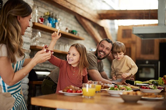 Obiteljski obrok kao prostor za podršku i zdravu komunikaciju o prehrani